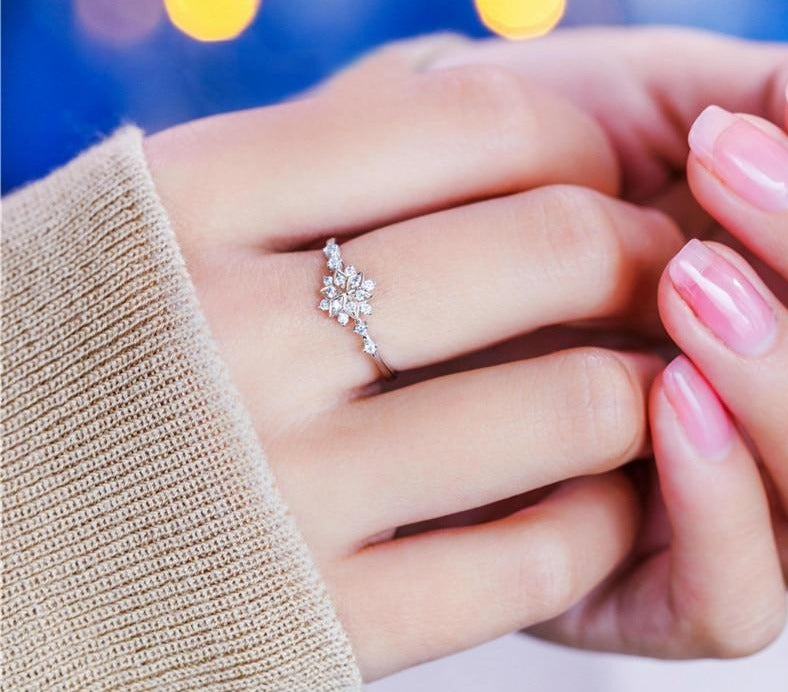 Cute Dainty Women's Snowflake Finger Rings